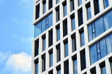 modern bir binada ofisleri için windows 