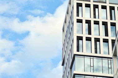 modern bir binada ofisleri için windows 