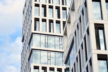 modern bir binada ofisleri için windows 