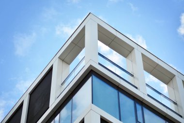 modern bir binada ofisleri için windows 