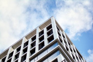 modern bir binada ofisleri için windows 