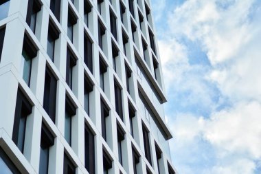 modern bir binada ofisleri için windows 