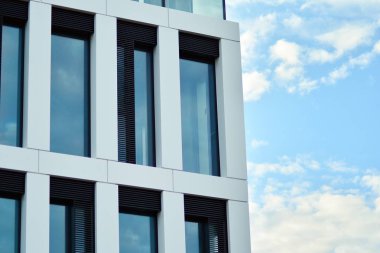 modern bir binada ofisleri için windows 