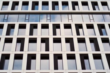 modern bir binada ofisleri için windows 