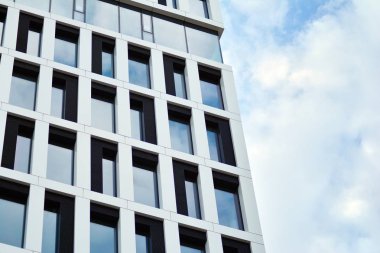 modern bir binada ofisleri için windows 