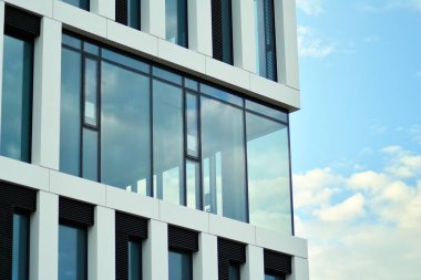 modern bir binada ofisleri için windows 