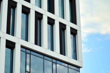 modern bir binada ofisleri için windows 