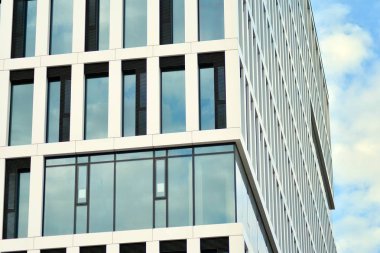 modern bir binada ofisleri için windows 