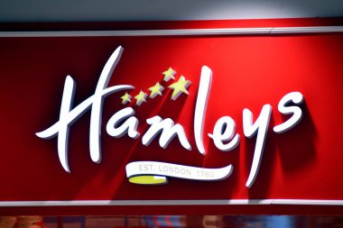 Varşova, Polonya. 1 Mart 2019. Hamleys'i imzalayın. Şirket tabelası Hamleys.