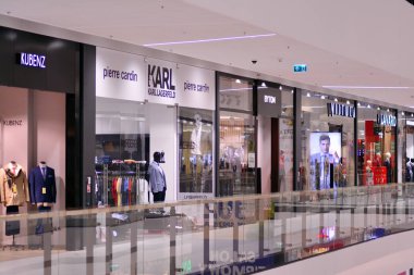 Varşova, Polonya. 1 Mart 2019. İç modern alışveriş merkezinin Galeria Polnocna.
