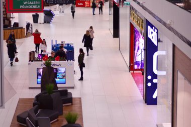 Varşova, Polonya. 1 Mart 2019. İç modern alışveriş merkezinin Galeria Polnocna.