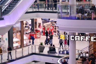 Varşova, Polonya. 1 Mart 2019. İç modern alışveriş merkezinin Galeria Polnocna.