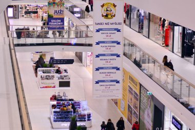 Varşova, Polonya. 1 Mart 2019. İç modern alışveriş merkezinin Galeria Polnocna.