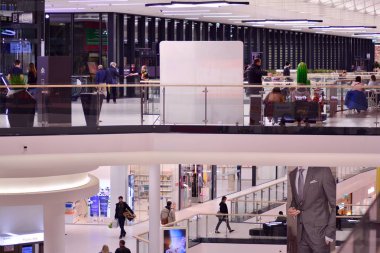 Varşova, Polonya. 1 Mart 2019. İç modern alışveriş merkezinin Galeria Polnocna.