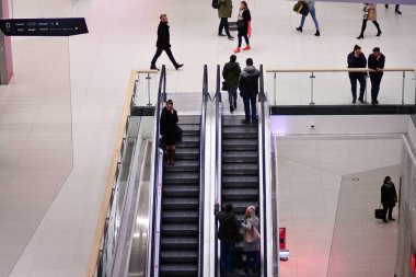 Varşova, Polonya. 1 Mart 2019. İç modern alışveriş merkezinin Galeria Polnocna.