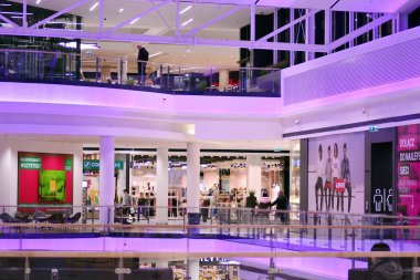 Varşova, Polonya. 1 Mart 2019. İç modern alışveriş merkezinin Galeria Polnocna.