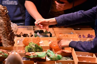 Bir kadın takı değerli taşlar ile bir mücevher dükkanında seçer.