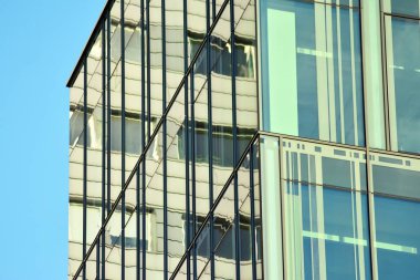 Mavi temiz cam duvar modern ofis binası