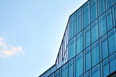 Mavi temiz cam duvar modern ofis binası