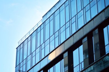 Mavi temiz cam duvar modern ofis binası