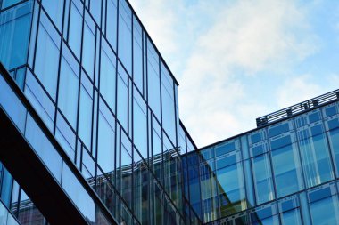 Mavi temiz cam duvar modern ofis binası