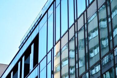 Mavi temiz cam duvar modern ofis binası