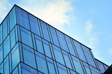 Mavi temiz cam duvar modern ofis binası