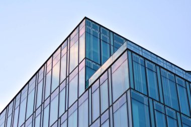 Mavi temiz cam duvar modern ofis binası