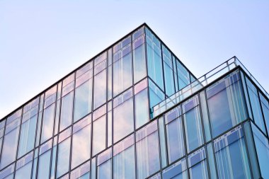 Mavi temiz cam duvar modern ofis binası