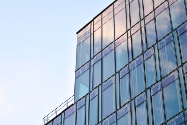Mavi temiz cam duvar modern ofis binası