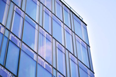 Mavi temiz cam duvar modern ofis binası