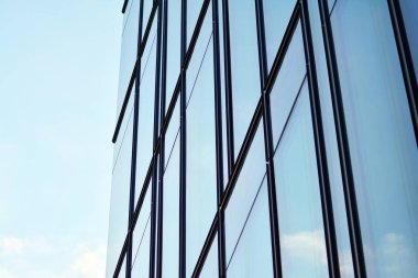 Mavi temiz cam duvar modern ofis binası