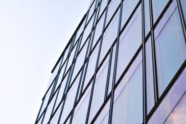 Mavi temiz cam duvar modern ofis binası