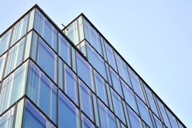 Mavi temiz cam duvar modern ofis binası