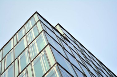 Mavi temiz cam duvar modern ofis binası