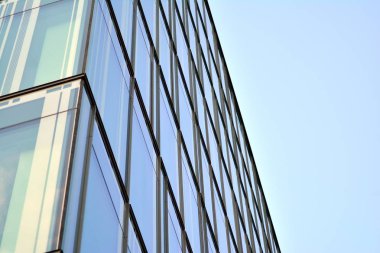 Mavi temiz cam duvar modern ofis binası