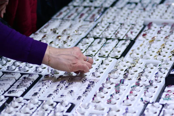 Γυναίκα Προσπαθεί Για Δαχτυλίδια Ένα Κοσμηματοπωλείο Κοσμήματα Μόδας — Φωτογραφία Αρχείου