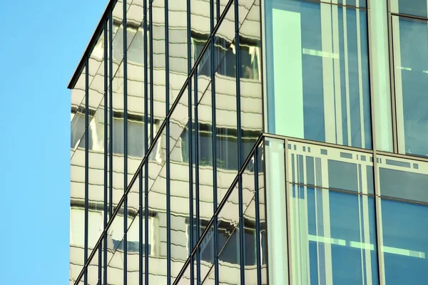 近代的なオフィスビルの青いきれいなガラス壁 — ストック写真
