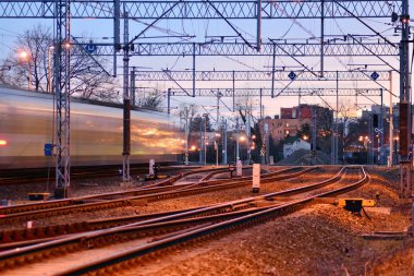 Yolcu tren demiryolu parça sunrise - bulanık hareket