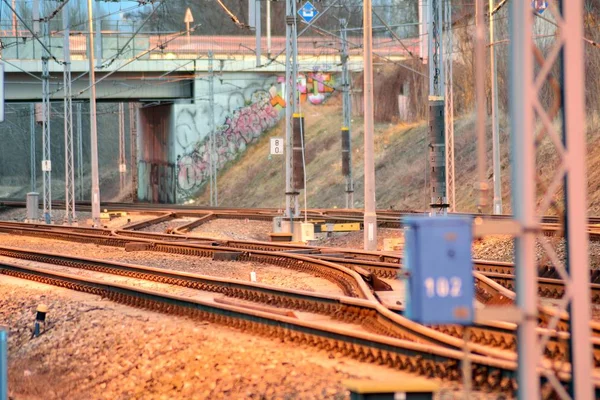 Confundir Las Vías Del Tren Por Noche —  Fotos de Stock