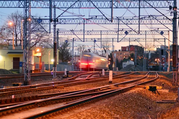 Personenzug Auf Bahngleisen Bei Sonnenaufgang Verschwommene Bewegung — Stockfoto
