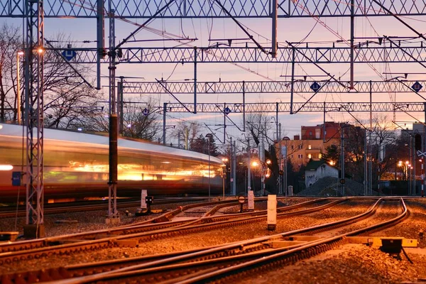 Пассажирский Поезд Железнодорожных Путях Рассвете Размытое Движение — стоковое фото