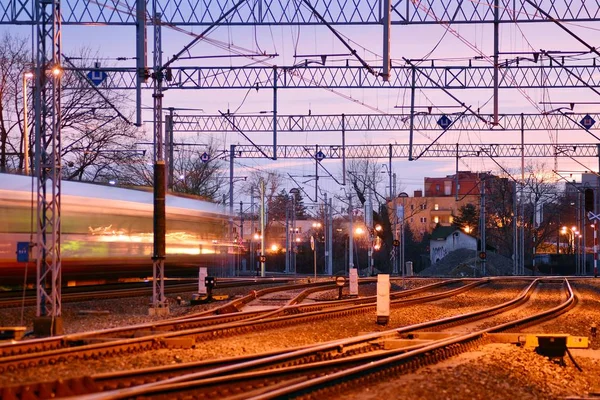 Personenzug Auf Bahngleisen Bei Sonnenaufgang Verschwommene Bewegung — Stockfoto