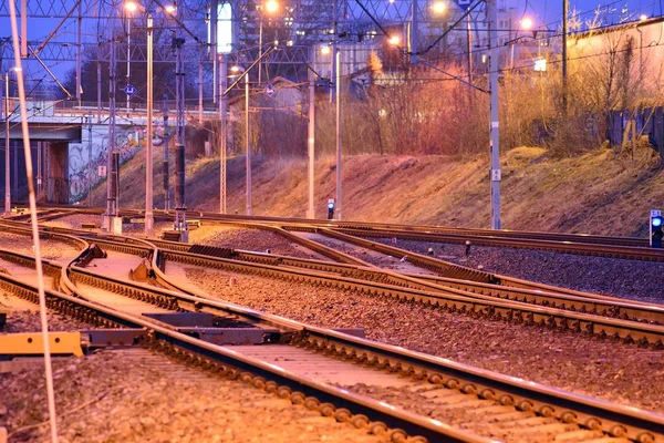 在晚上的混乱铁路轨道 — 图库照片