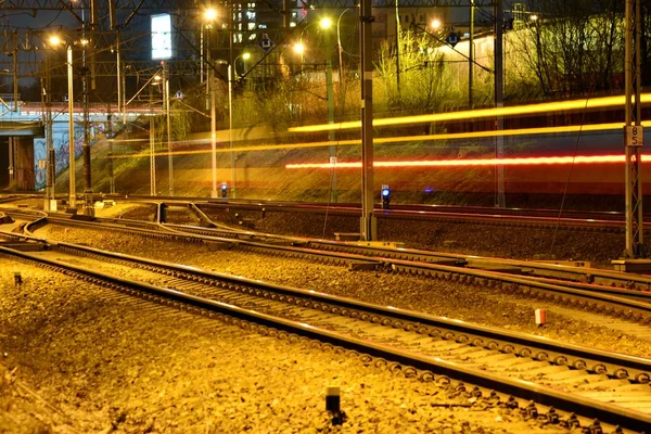 長時間露光夜の動きの列車 — ストック写真