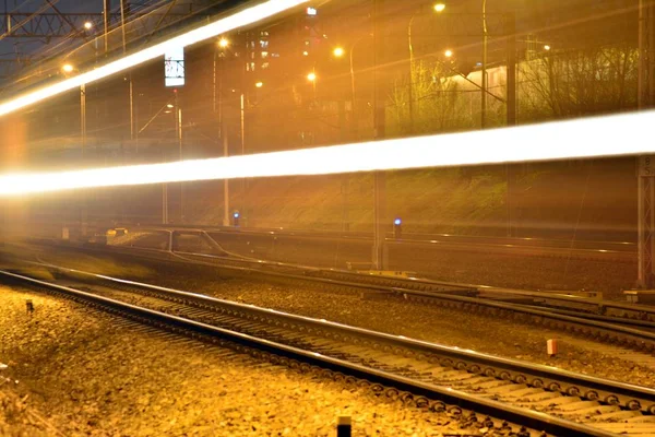 長時間露光夜の動きの列車 — ストック写真