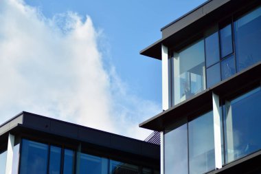 Modern şirket mimarisine sahip şehir manzarası ofis binaları - iş ve başarı kavramı