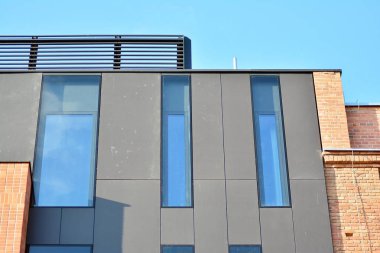 Modern şirket mimarisine sahip şehir manzarası ofis binaları - iş ve başarı kavramı