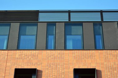 Modern şirket mimarisine sahip şehir manzarası ofis binaları - iş ve başarı kavramı