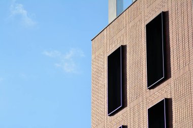 Modern şirket mimarisine sahip şehir manzarası ofis binaları - iş ve başarı kavramı